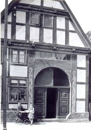 Geschnitzter Torbogen in HornDerartige Torbogen mit Durchweg und frommen Inschriften sind Wahrzeichen des Lipperlandes. Aus der Sammlung Hilcher