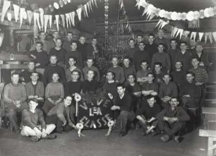 Roßwein, Gasthaus Grüne Aue. Gruppenaufnahme kriegsgefangener Franzosen mit der Aufschrifttafel "Vive la classe" während der Weihnachtsfeier 1941