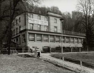 Pirna-Posta, Hotel "Fährhaus Zeichen" : Pirna-Posta. Hotel, Café und Restaurant "Fährhaus Zeichen" (um 1900, um 1960), Oberposta 2. Straßenansicht