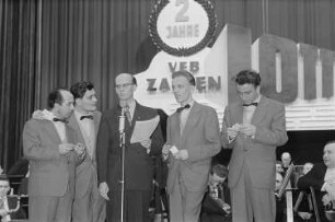 Nach der Ziehung der Lottzahlen durch die Mitglieder der Band "Vier Brummers"