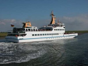 Wattenmeer vor der Nordseeinsel Baltrum : Ein Schiff fährt auf dem Wattenmeer vor der Nordseeinsel Baltrum, aufgenommen 2004