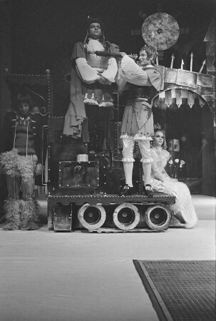 Szenenbilder aus "Sechse kommen durch die ganze Welt", Märchen von Christian Noack nach den Brüdern Grimm. Theater der Freundschaft Berlin, 05.10.1972