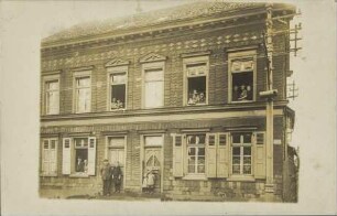 [Bewohntes Mehrfamilienhaus]
