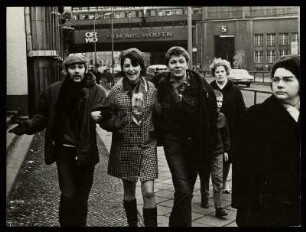 Straßenszene mit einer Gruppe von Jugendlichen am S-Bahnhof Friedrichstraße, Berlin
