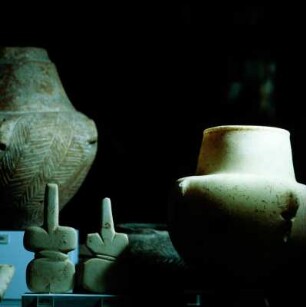 Violinförmige Idole und Kegelhalsgefäß : Athen. Archäologisches Nationalmuseum. Zwei violinförmige Idole und ein Kegelhalsgefäß, Marmor, von Despotiko.