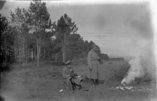 Frankreich, Rudolf Stich und ein Kamerad rasten an einer Feuerstelle