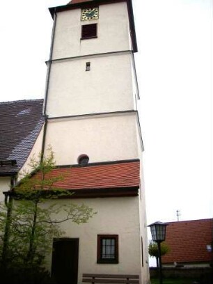 Kirchturm von Süden (im Kern Gotischer Chorturm) mit Sakristei