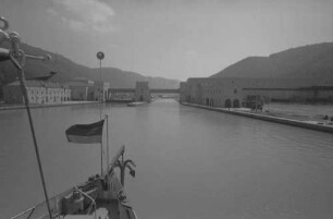 Jochenstein: Einfahrt in die Schleuse
