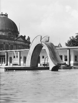 Berlin. Monbijouplatz. Freibad mit Wasserrutschbahn, im Hintergrund die Kuppel des Bodemueums
