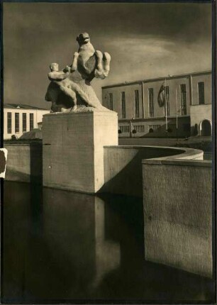 Ausstellung, Roß im Osten