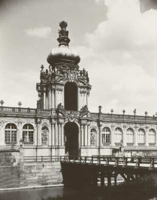 Dresden-Altstadt. Zwinger (1709-1728, M. D. Pöppelmann, B. Permoser). Langgalerie mit Kronentor. Ansicht über den Zwingergraben