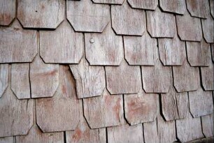 Wand mit Holzschindeln