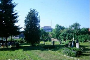 Blick über den Friedhof, im Hintergrund Jagdschloß