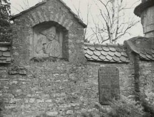 Männliche Figur mit Dreispitz