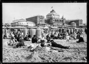 Niederlande, Scheveningen. Kurhaus, davor Strandbad