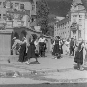Strassenszenen auf dem Markt der Stadt Karlowo. Bewohner aus Rosental in ihrer traditionellen Tracht