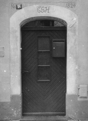 Bärenstein (Kreis Dippoldiswalde), Markt 18. Wohnhaus (1824). Portal