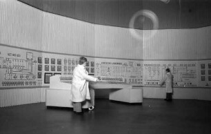 Ausstellung "Atom in Wissenschaft und Technik" im Landesgewerbeamt.