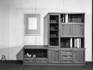 Anbauschrank : Dresden-Hellerau. VEB Deutsche Werkstätten Hellerau. Hausmesse, 1986. Anbauschrank. Holz, folienbeschichtet in Teakholzoptik (1986; VEB Deutsche Werkstätten Hellerau)