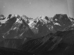 Panorama eines Gebirgszugs : Panorama eines schneebedeckten Gebirgszugs im Tian Shan Hochgebirge