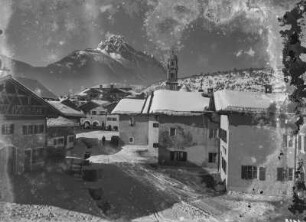 Mittenwald, Ortsansicht : Mittenwald. Ortsteilansicht mit Turm der Pfarrkirche St. Peter und Paul. Blick gegen den Wetterstein. Winteraufnahme