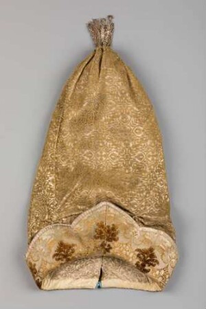 Mütze / Hauskleid bestehend aus Robe, Weste und Mütze
