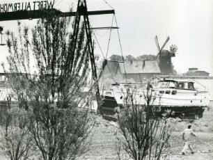 Hamburg, Dove-Elbe : Hamburg-Bergedorf. Dove-Elbe. Gelände der Werft Allermöhe, einer Werft und Winterliegeplatz. Im Hintergrund die Yacht "Uschi"