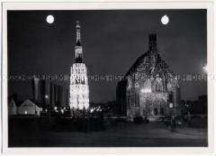 Nürnberg, Schöner Brunnen und Stadtpfarrkirche "Unserer lieben Frau" bei Nacht