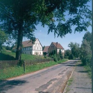 Fachwerk-Wohnhaus und Wohnstallhaus eines Gehöftes im Oberdorf : Königstein (Sächsische Schweiz)-Leupoldishain, Dorfstraße. Wohnhaus und Wohnstallhaus eines Gehöftes im Oberdorf