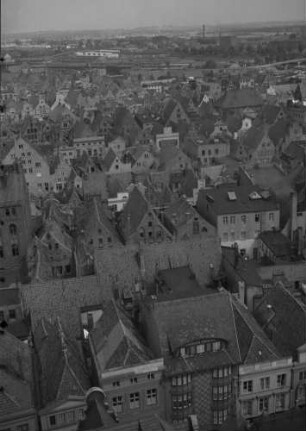 Lübeck: Blick von der Petrikirche auf Dächer, Hintergrund Trave, Blick nach Norden