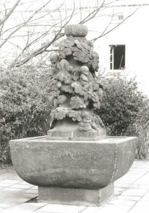 Dresden-Gruna. Gartenheimsiedlung. Brunnen mit Putten und Vögeln zwischen Zweigen (1926/1927; Sandstein)