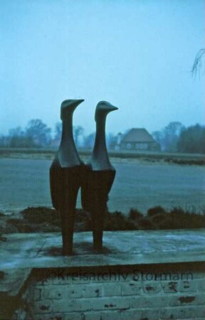 Schule: Bronzeplastik (Harri Egler): Vögel