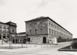 Weimar, Weimarplatz 5. Neues Museum (1864-1869, J. Zitek; Wiederaufbau 1996-1998) und ehemaliges Gauforum (1936-1937, H. Giesler)