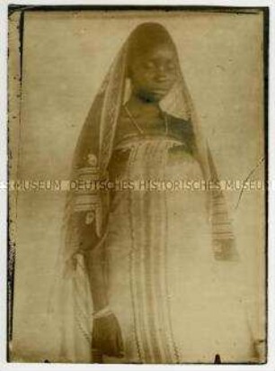 Junge Massai-Frau in hellem traditionellem Gewand