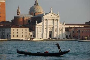 San Giorgio in Venedig : Gondel vor der Kirche San Giorgio Maggiore, aufgenommen in Venedig im März 2007