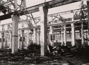 Zerstörungen Zweiter Weltkrieg. Carl-Metz-Straße (früher Wattstraße). Fa. Metz, Inh. Bachert Feuerwehrgeräte - Glockengießerei