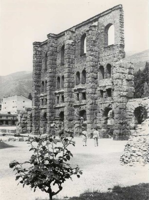 römisches Theater in Aosta, 22 Meter hohe Bühnenwand