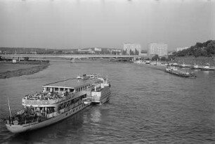 Dresden. Dr.-Rudolf-Friedrichs-Brücke (heute Carolabrücke), Blick von der Georgij-Dimitroff-Brücke (Augustusbrücke)