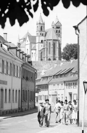 Breisach: Straße mit Münster, mit Franzosen