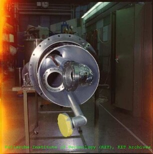Detail des Kryostats des Supraleitenden Linearbeschleunigers (LINAC) am Institut für Experimentelle Kernphysik (IEKP)