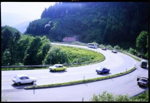 Triberg: Kurve B 33, am Sommerau-Tunnel, mit Autos