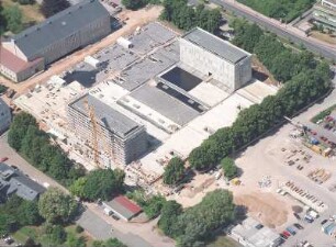 Baustelle Sächsische Landesbibliothek - Staats- und Universitätsbibliothek Dresden, Zentralbibliothek. Links hinten Trefftz-Bau der Technischen Universität Dresden : Dresden-Räcknitz, Zellescher Weg 18. Baustelle Sächsische Landesbibliothek - Staats- und Universitätsbibliothek Dresden, Zentralbibliothek. Links hinten Trefftz-Bau der Technischen Universität Dresden. Luftbild-Schrägaufnahme von Südost