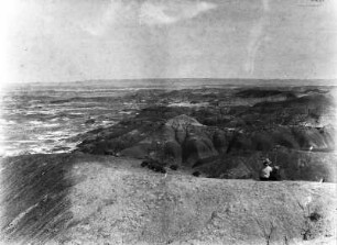 Im Painted Desert-Wüstengebiet : Zwei Personen auf einem Felsen mit Blick in das Painted Desert-Wüstengebiet
