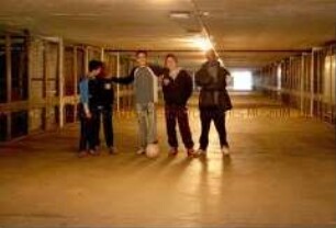 Fünf Jungen mit einem Fußball in einem Durchgang (Prämiertes Foto Sonderthema: Fußball-Fieber)