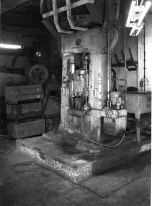 Metallpresse (der Firma Weiss?). Schrägansicht von vorn. Roßwein, Querstraße, Firma Hugo Sohr, Schlosserei