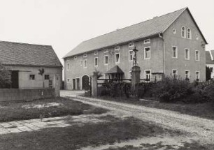 Bildstock (mit Kreuzigungsgruppe) : Dreiseithof (L. V. 19. Jh.) und Bildstock (bez. 1883)