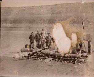 Floßfahrt : Menschen und Güter auf einem Floß auf dem Tigris. In der Mitte mit Hut und Stock der Geograph Hugo Grothe (1869-1954).
