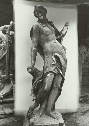 Diana aus dem Schweriner Schlosspark : Diana aus dem Schweriner Schlosspark. Sandstein (um 1700; Werkstatt Permoser, restauriert 1945/1952; W. Hempel)