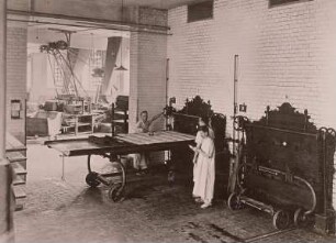 Dresden, Rosenstraße 99. Bäckerei der Dresdner Lebensmittelgesellschaft m.b.H., Beschicken der Backöfen