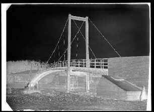 Staustufe Limbach. Hängesteg über den Oberkanal von der Flussseite unterstrom gesehen.